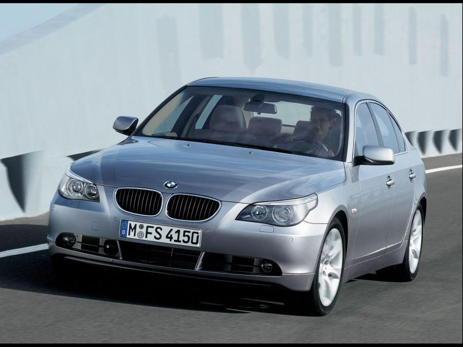  BMW 530i 2004 года  (фото 1 из 7)